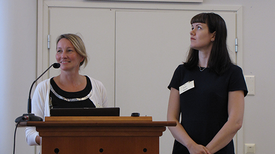 Terhi Niemi ja Tiina Hernesniemi juontamassa juhlassa.