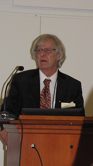 Rovasti Asko Typp� juhlapuhetta pit�m�ss�.