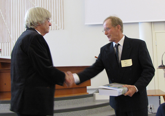 Asko Typp� saa sukukirjan Lauri Korhoselta.