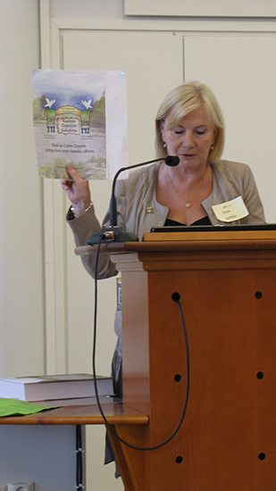 Sirpa Junttila esittelee sukukirjan.