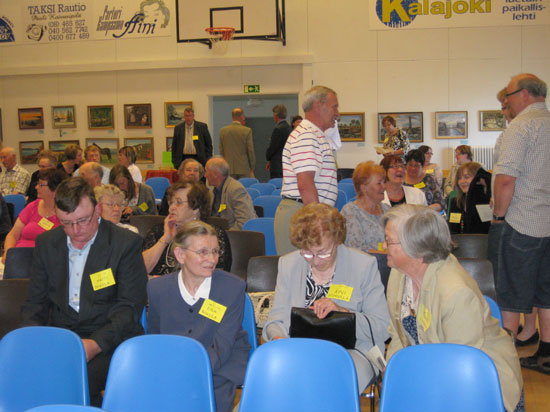 Osallistujia sukujuhlissa