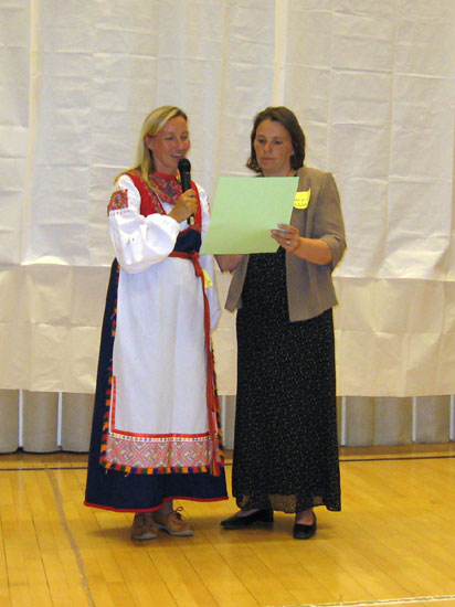 Arpajaisten voittajien listaa kuuluttavat Tiina Hernesniemi ja Marja-Liisa Kaakko