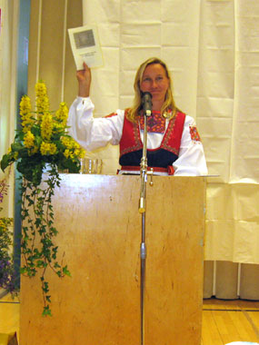 Juontaja Tiina Hernesniemi